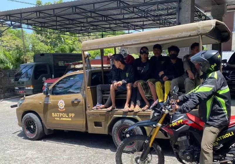 KENA GARUK : Sepuluh Bonek yang diamankan dibawa ke Pelabuhan Gilimanuk untuk dipulangkan.(satpol PP jembrana)