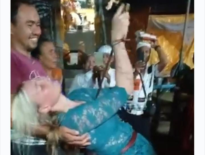 Seorang bule cantik ikut tradisi Narat dalam acara Ngenteg Linggih di Seraya Buleleng
