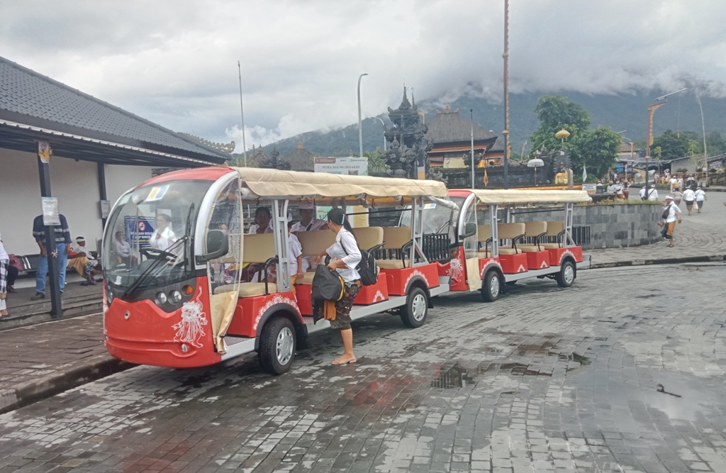 SHUTTLE: Pamedek di Pura Agung Besakih, Kecamatan Rendang, Karangasem, Bali, menggunakan shuttle untuk tiba lebih awal.