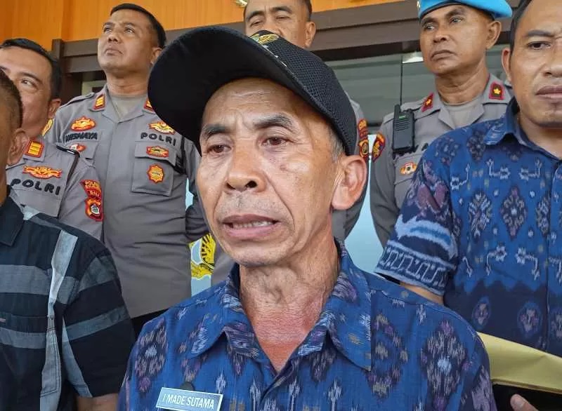 DUKUNG PENUH PENEGAKAN HUKUM : Perbekel Desa Sidatapa, I Made Sutama tegaskan pihaknya tak membela masyarakat pelanggar hukum.(francelino junior)
