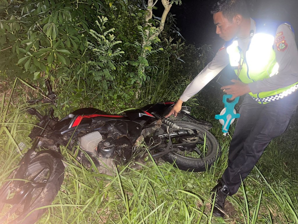 Sepeda motor Honda Verza nopol DK 2300 ZZ yang dikendarai DRI,29 usai kecelakaan tunggal di Jalan Raya Jurusan Denpasar-Gilimanuk KM 103-104, Desa Banyubiru, Kecamatan Negara, Jembrana Bali