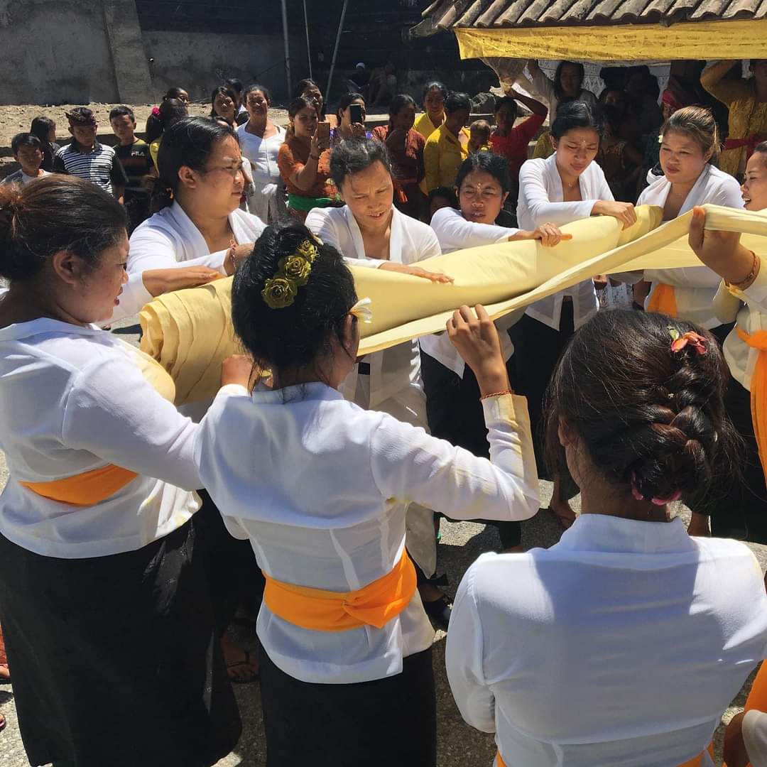TRADISI: Salah satu tradisi unik yang dilaksanakan para daha bunga di Desa Trunyan, Kintamani, Bali yang menjadi warisan secara turun- tumurun.