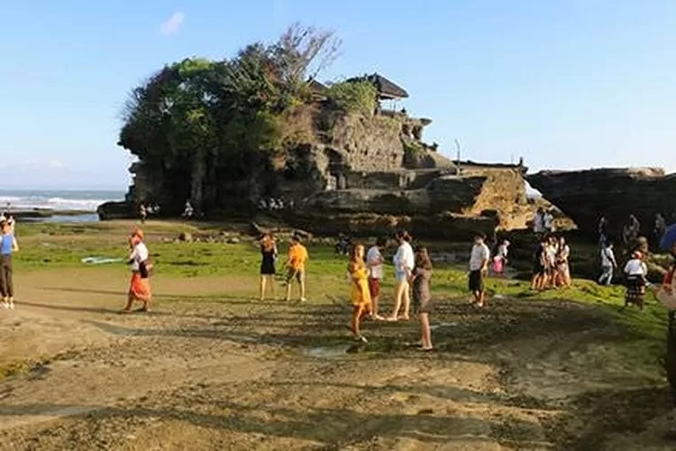 TANAH LOT: Tanah Lot yang terletak di Kabupaten Tabanan, Bali merupakan salah satu destinasi wisata favorit dikunjungi saat Lebaran.