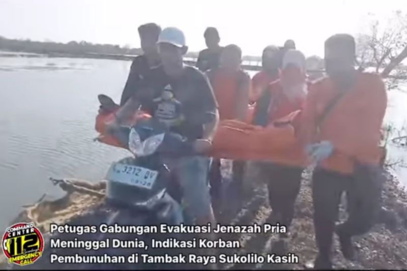 Arsip - Sejumlah petugas bersama warga mengevakuasi jenazah laki-laki menggunakan sepeda motor di are tambak Sukolilo Surabaya, Selasa (19/3/2024). ANTARA/HO-BPBD Surabaya