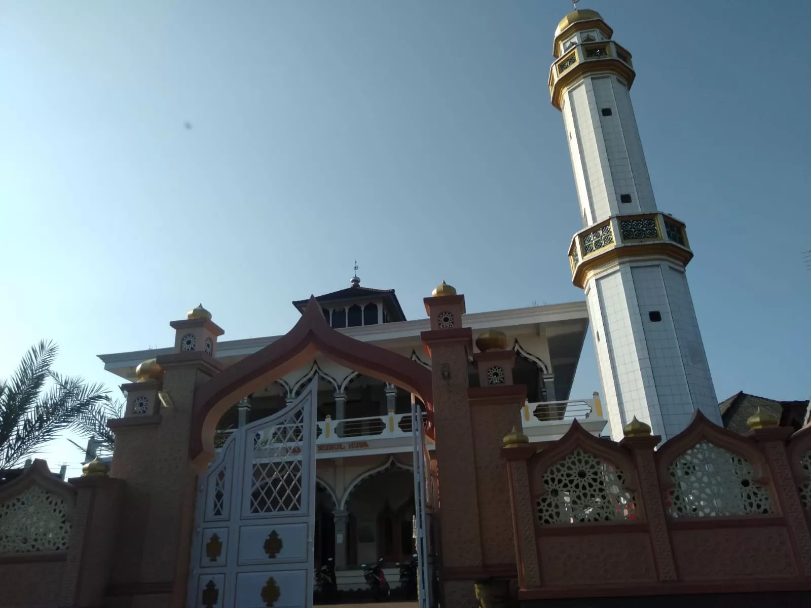 MASJID: Meski dijuluki pulau seribu pura, Bali memiliki 4 masjid tertua sebagai simbol toleransi antar umat beragama.
