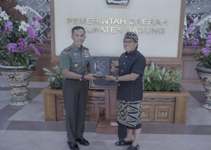 SILATURAHMI: Bupati Giri Prasta didampingi Sekda Adi Arnawa saat menerima kunjungan silaturahmi Pangdam IX/Udayana Mayor Jenderal TNI Bambang Trisnohadi, di Puspem Badung, Kamis (28/3).