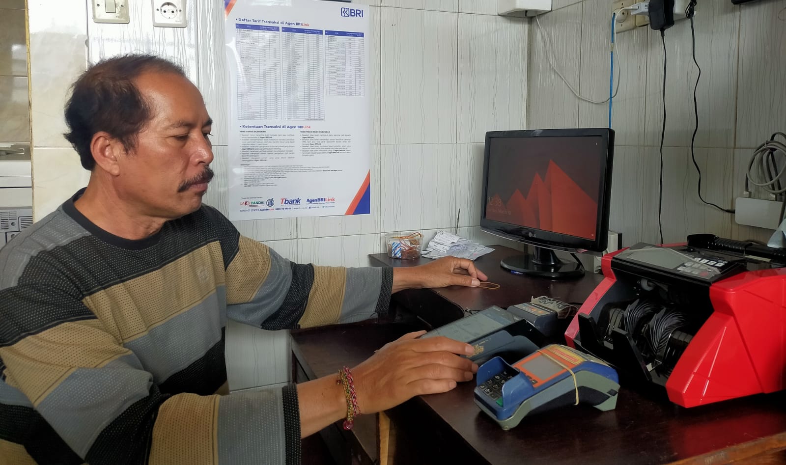 I Gusti Ketut Anom, Agen BRILink di Desa Kintamani, Kecamatan Kintamani, Kabupaten Bangli, Bali sering menyelamatkan nasabah dari penipuan.