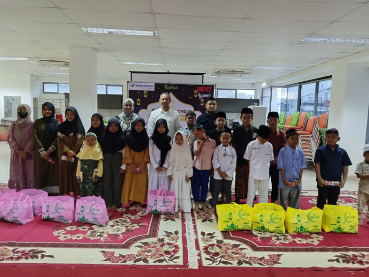 BERBAGI; Ikatan Karyawan Rohani Islam (Rohis) Astra Motor Bali melakukan kegiatan kebersamaan dengan menggelar acara Buka Puasa