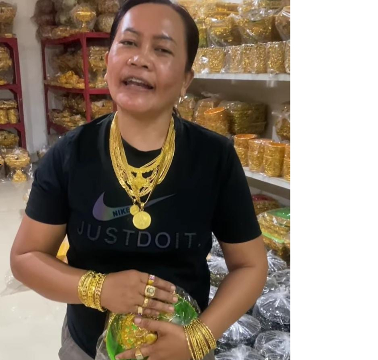 Seorang ibu mempromosikan dagangannya dengan cara yang tak biasa