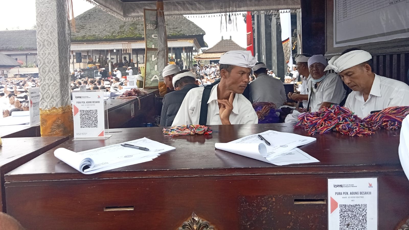 Transaksi dana punia saat Karya Ida Bhatara Turun Kabeh di Pura Agung Besakih bisa gunakan QRIS.