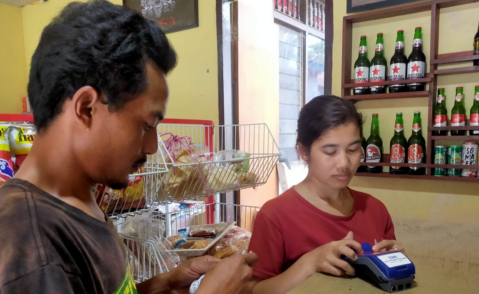 Ni Ketut Bakti (kanan), Agen BRILink di Lingkungan Sidembunut, Kelurahan Cempaga, Kabupaten Bangli, Bali melayani transaksi, Sabtu, 23 Maret 2024.