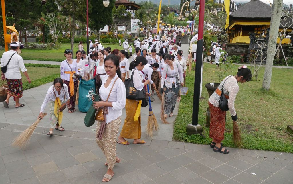 Bank Sampah Tegeh Sari Lestari (BSTSL) bersama Komunitas Peduli Sungai Ayung Katonjaya (KPS) Sahabat Alam Natah Rare (STAR), prajuru PAKIS dan Prajuru Adat Banjar bersih-bersih di Pura Agung Besakih