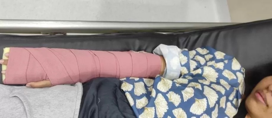 KORBAN KDRT: Ni PN masih terkulai lemas di rumah sakit karena harus menjalani operasi tangan patah (istimewa/radarbali.id)
