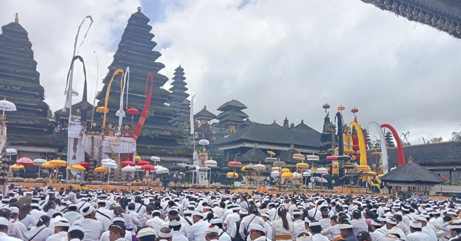 Pamedek melangsungkan persembahyangan di Pura Agung Besakih lebih banyak saat akhir pekan, Sabtu, 30 Maret 2024.