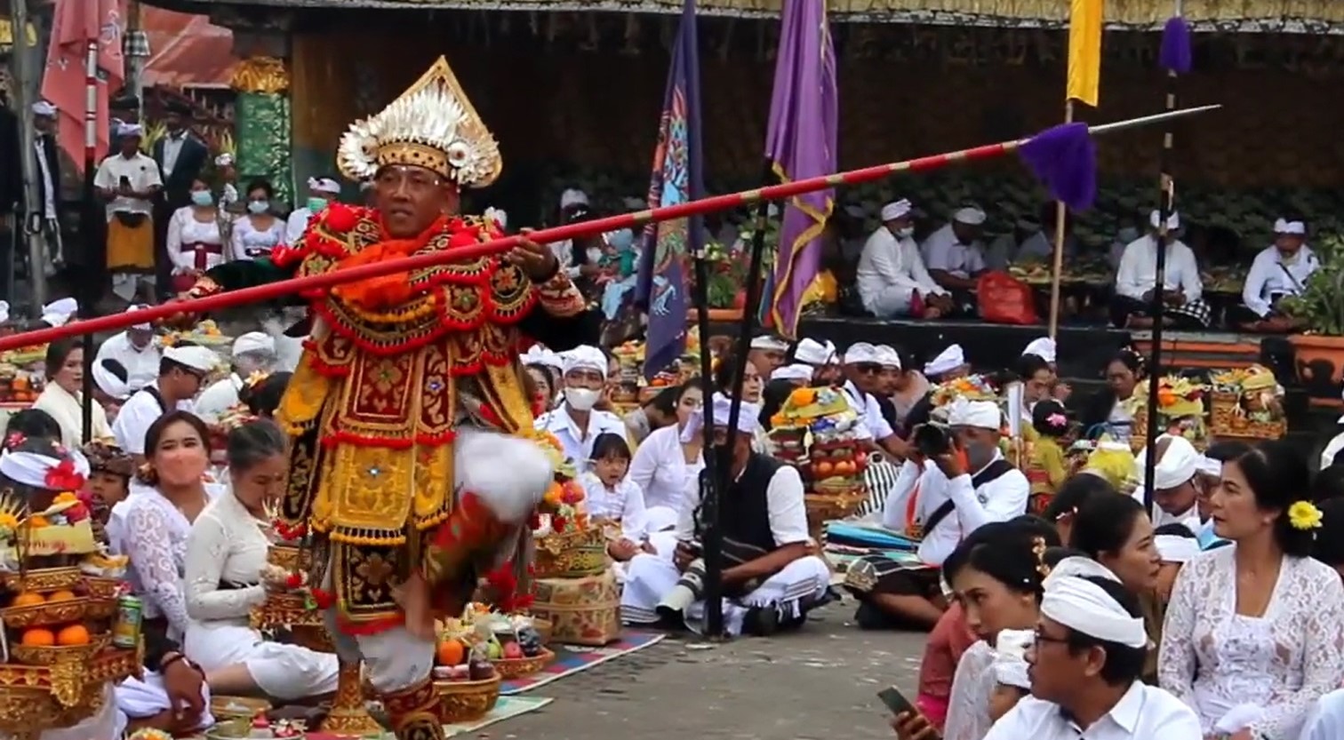 Tari Perang-perangan serangkaian Ngusaba Kadasa di Pura Ulun Batur, Kecamatan Kintamani, Kabupaten Bangli, Bali.