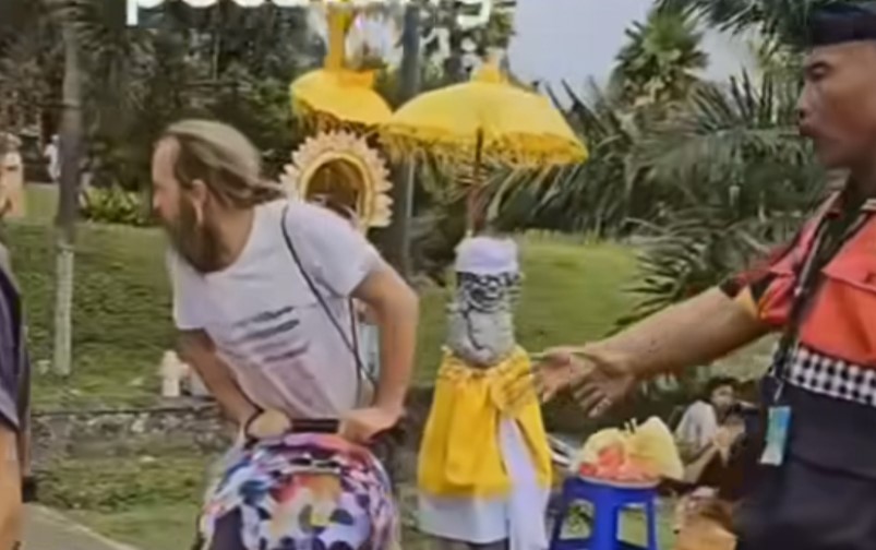 Wisatawan masuk ke areal Pura Agung Besakih, Kecamatan Rendang, Karangasem, Bali disetop pacalang.