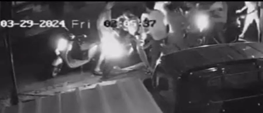 TAK BERIMBANG: Aksi main keroyok secara brutal oleh geng motor di Tegal Harum Denpasar Sabtu malam (30/3/2024) (screebshot rekaman cctv)