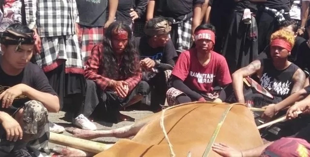 Desa Pakraman Besang Kawan Tohjiwa, Klungkung, Bali, memiliki tradisi Hindu bernama mecaru mejaga-jaga
