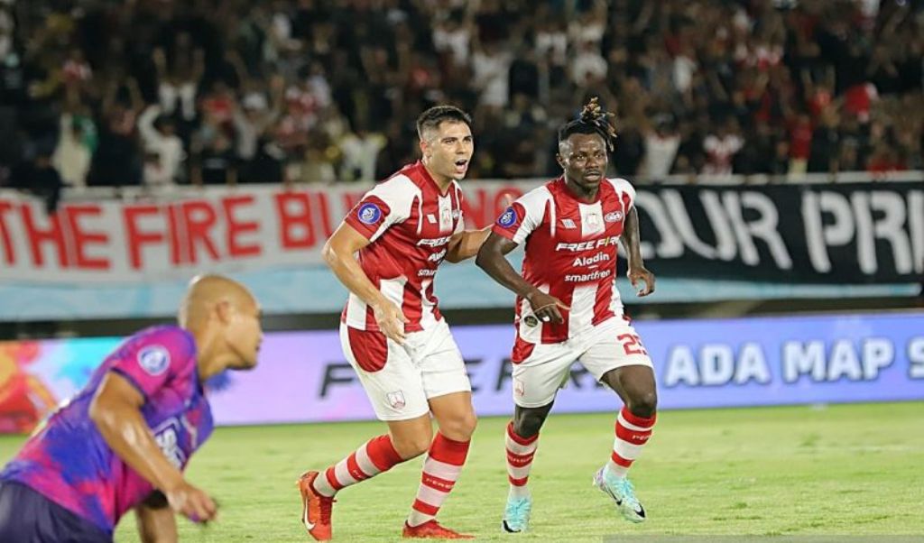 Pemain depan Persis Maussa Sidibe (kanan) bersama David Gonzalez Gomes atau Roni, (kiri) merayakan gol kedua dalam pertandingan Liga 1 2024 di Stadion Manahan Solo, Sabtu (30/3/2024) malam. ANTARA