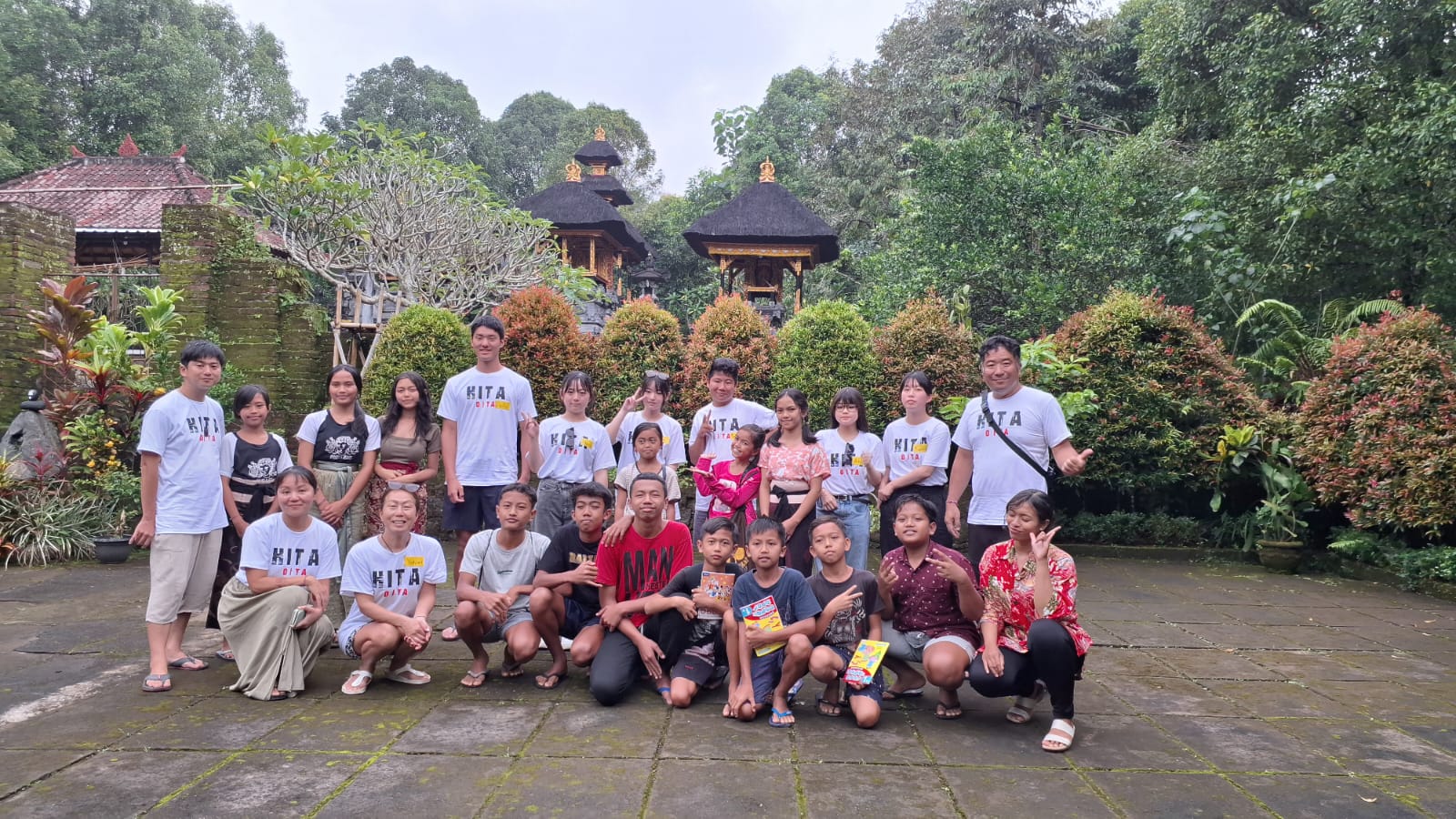 Puluhan warga Jepang selama tiga hari mempelajari budaya Bali dengan menginap di Pedawa, Buleleng.