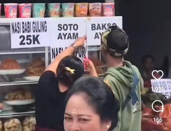 Sejumlah pedagang di Pura Besakih mulai memasang harga makanan