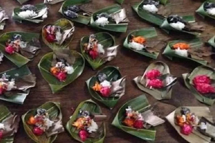 SEGEHAN: Segehan adalah salah satu sarana upacara bagi umat Hindu, tiga kitab suci ungkap makna dan manfaatnya seperti ini.