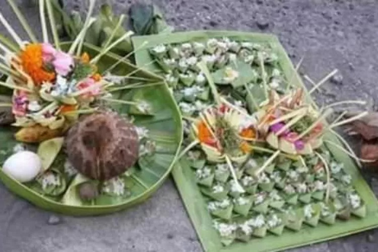 JENIS SEGEHAN: Dalam agama Hindu khususnya Bali ada tiga jenis segehan yang paling sering digunakan saat upacara. Masing-masing ada cara membuat berikut mantranya.