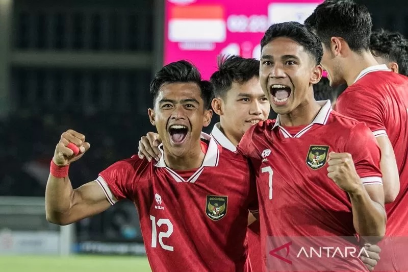 Para pemarin Timnas Indonesia berselebrasi usai mencetak gol ke gawang China Taipei di kualifikasi Piala Asia U-23 2024 di Stadion Manahan, Solo, Sabtu (9/9/2023). (FOTO: ANTARA FOTO/Mohammad Ayudha/S