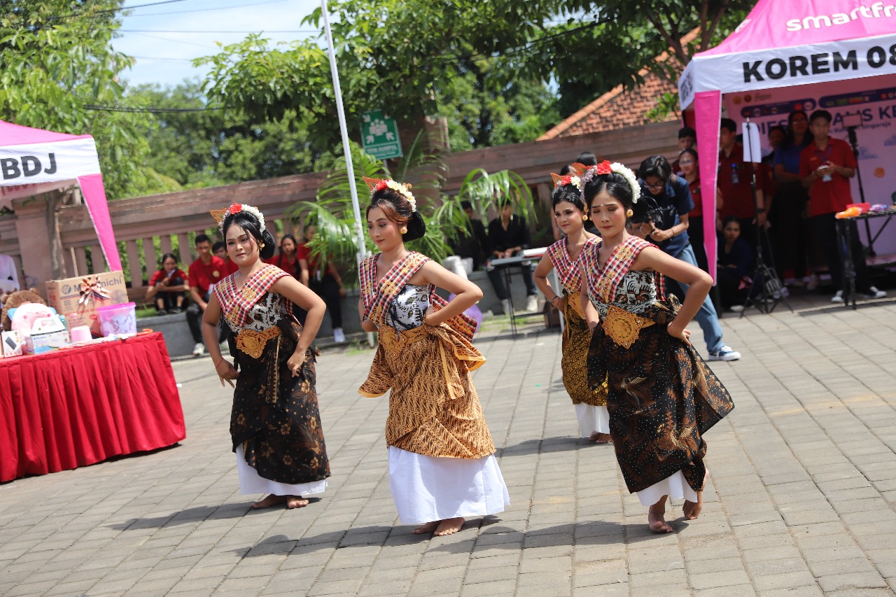 Parade Budaya antar Jurusan serangkaian Dies Natalis STAHN Mpu Kuturan Singaraja ke VIII yang pada Senin (1/4) di area parkir kampus (I Putu Mardika/Bali Express)