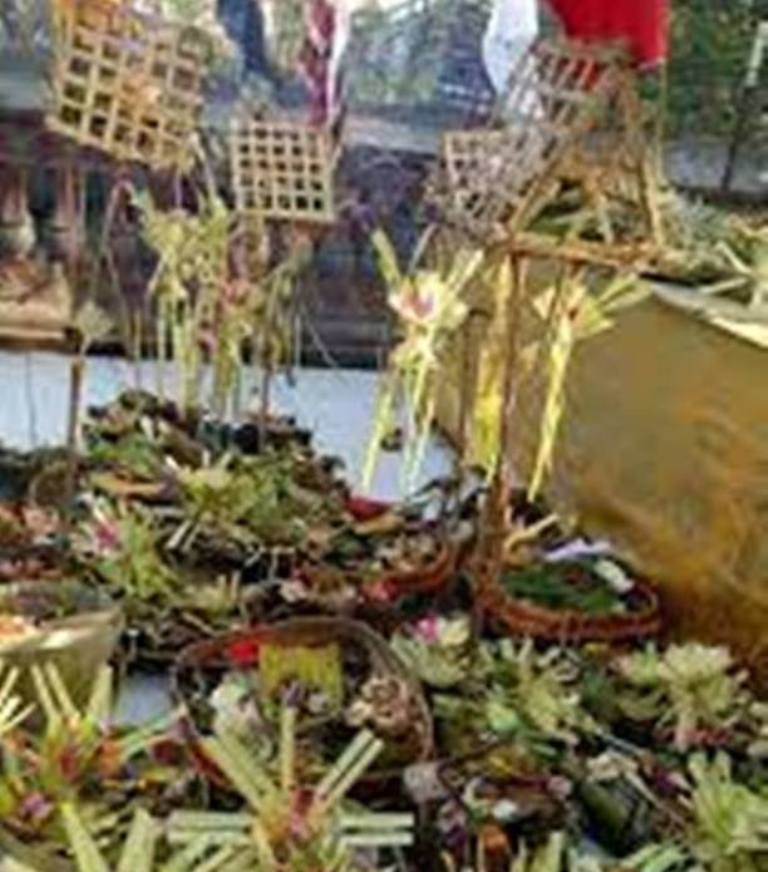 CARU: Caru Panca Sata dalam agama Hindu Bali memiliki tujuan dan manfaat tertentu, seperti diungkap dalam kitab Bhagawadgita dan Lontar Carcaning Caru.