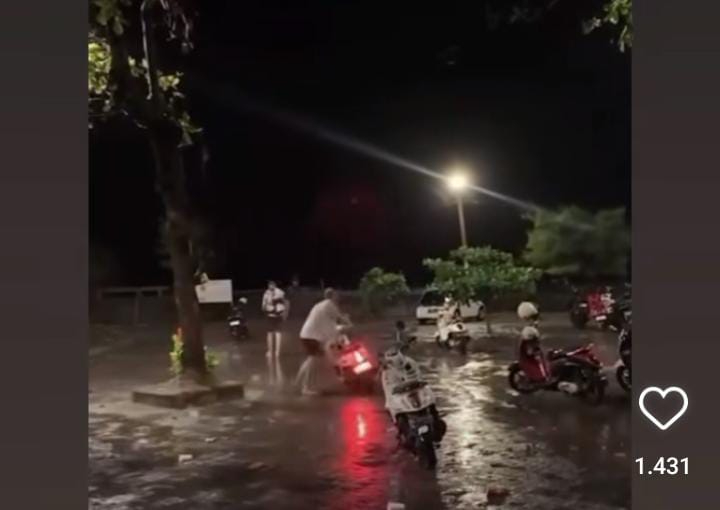 Oknum bule melakukan free style diduga dengan motor sewaan