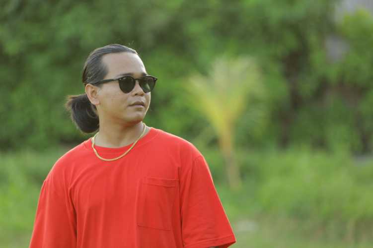 Komang Kariasa atau Karis jawab tuduhan Aji Mumpung saat rilis lagu perdana
