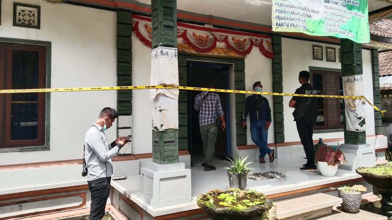 Kantor LPD Geriana Kangin, Kecamatan Selat, Kabupaten Karangasem, Bali dipasangi garis polisi setelah terjadi pencurian, Selasa, 2 April 2024.
