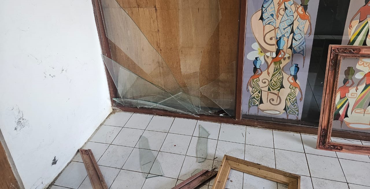 Dinding kaca yang pecah setelah ditimpa RML karena terjatuh dari tangga Pasar Pantai Sindhu, Sanur, Denpasar Selatan, Kota Denpasar, Bali pada Minggu, 31 Maret 2024.