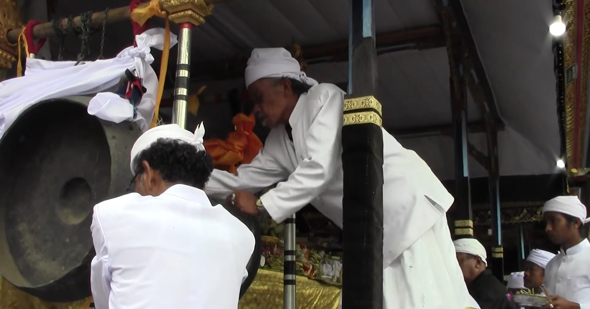 RITUAL: Sebuah ritual kuno yang masih dipertahankan di Desa Adat Trunyan, di tengah pemilihan Balian Desa yang mulai ditinggalkan.