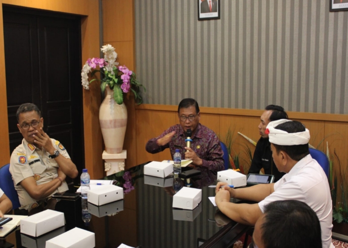 HARI TARI SEDUNIA : Sekda Kota Denpasar, Ida Bagus Alit Wiradana saat memimpin Rapat Kordinasi Lintas Sektor serangkaian Hari Tari Sedunia di Kantor Dinas Kebudayaan Kota Denpasar, Rabu (3/4).
