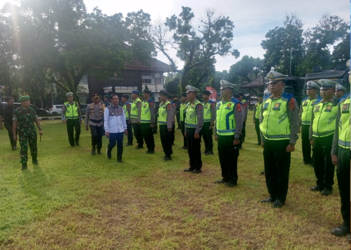 APEL: Kapolres Karangasem AKBP I Nengah Sadiarta memimpin apel Gelar Pasukan Operasi Ketupat Agung 2024 di Lapangan Tanah Aron, Rabu (3/4).