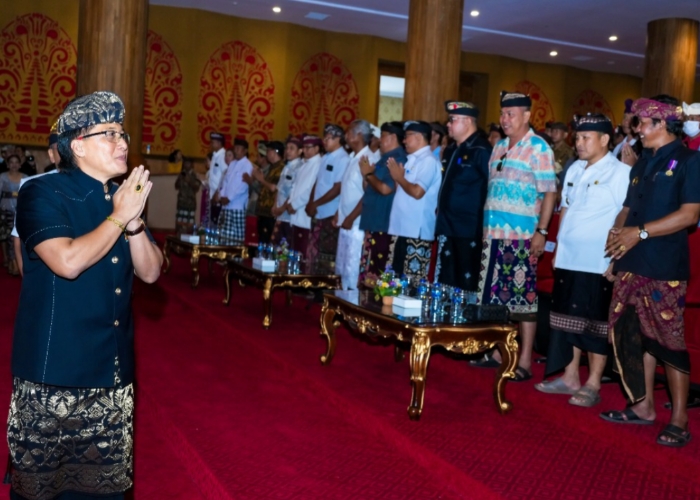PENYERAHAN: Bupati Giri Prasta menyerahkan hibah uang kepada masyarakat Kabupaten Badung dan penyerahan BKK kepada Pemerintah Desa di Kabupaten Badung tahun anggaran 2024.