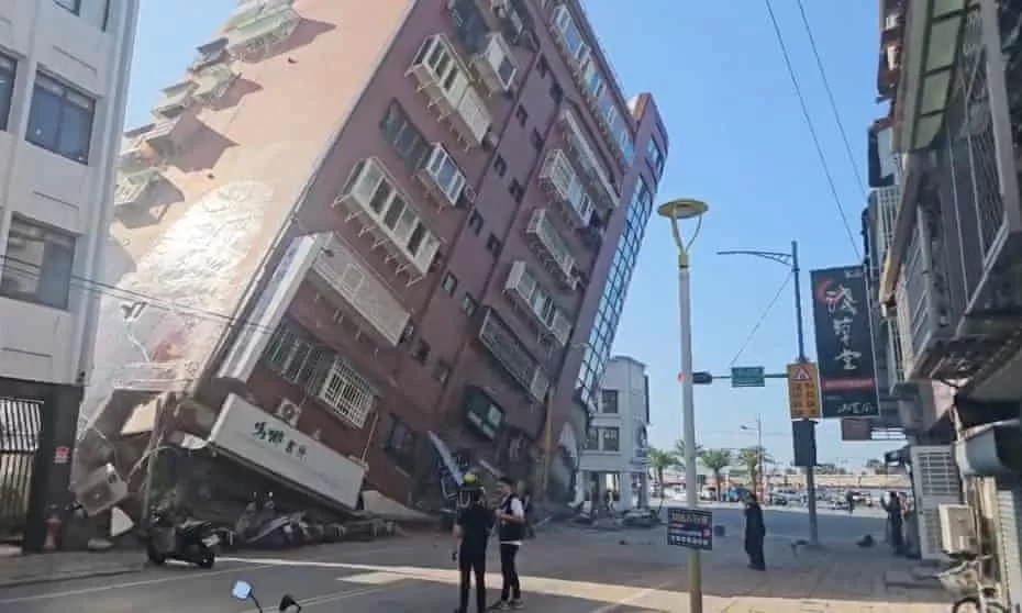 Gambar bangunan runtuh pasca gempa 7,5 SR di Hualien, Taiwan. (Sumber: The Guardians)