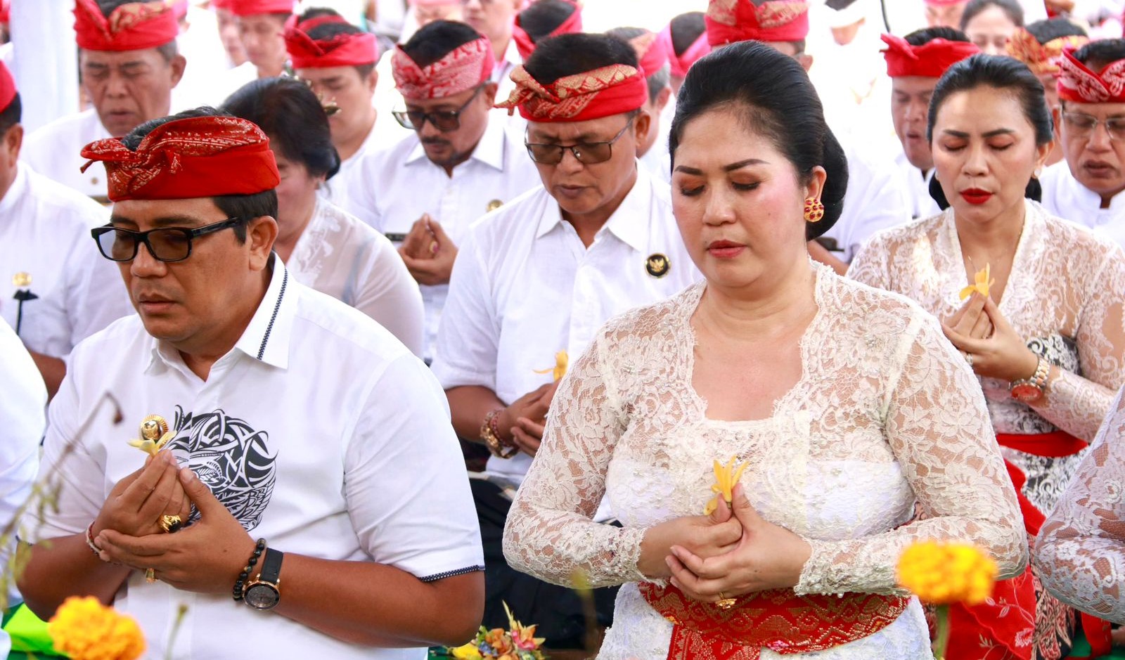 Pemkab Tabanan dipimpin oleh Bupati Tabanan Komang Gede Sanjaya ngaturang bakti panganyar di Pura Ulun Danu Batur, Kecamatan Kintamani, Kabupaten Bangli, Bali, Rabu, 3 April 2024.