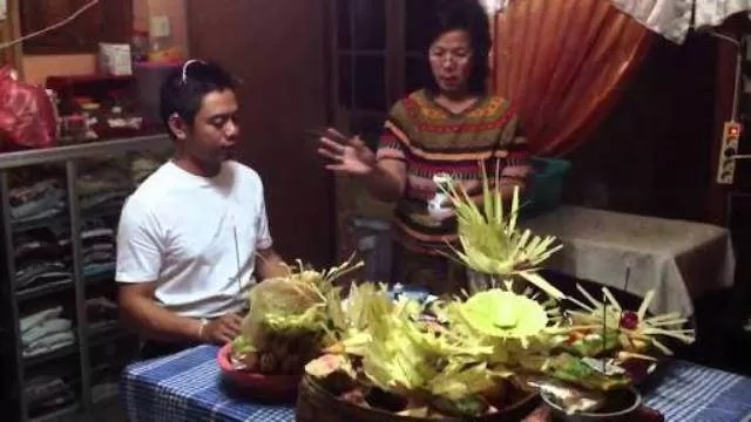 Otonan saat nemu purnama dapat dilakukan dengan menambahkan banten guling