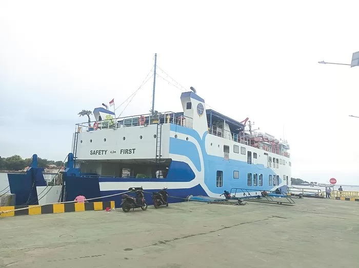 KMP Munggiyango Hulalo saat bersandar di Pelabuhan Kalianget usai menurunkan penumpang pada pertengahan Maret 2024.