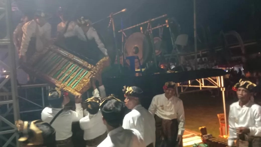 KECEWA: Penabuh menurunkan perangkat gamelan dari panggung karena kecewa tidak mendapat waktu pementasan yang layak (Eka Prasetya/RadarBuleleng.id)