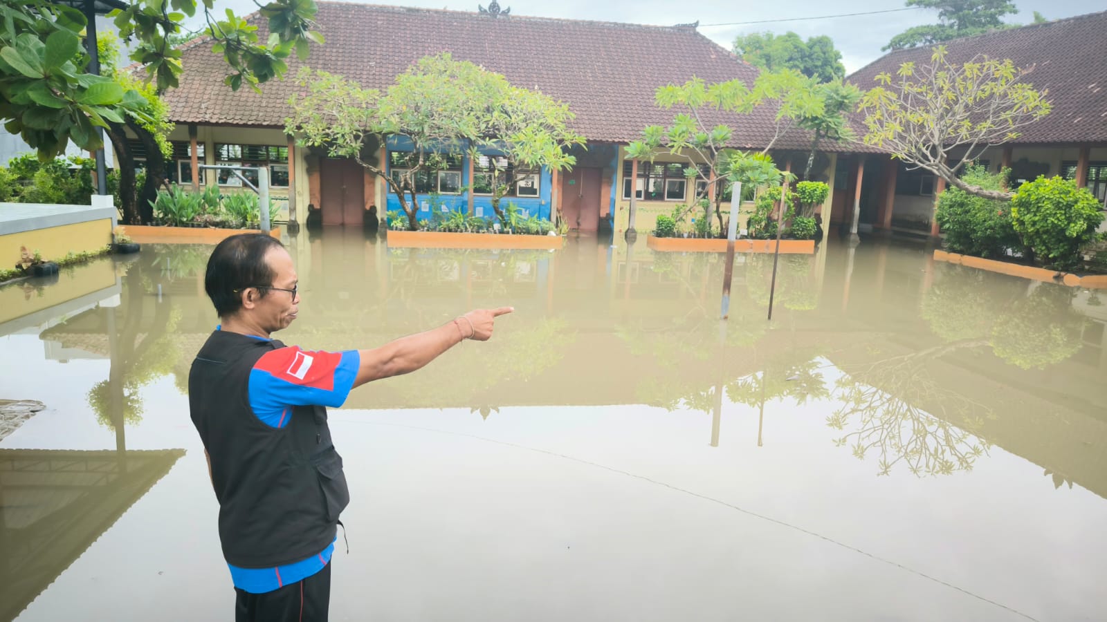 Kondisi banjir di SDN 11 Padangsambian, Kota Denpasar, Bali, Kamis, 4 April 2024.