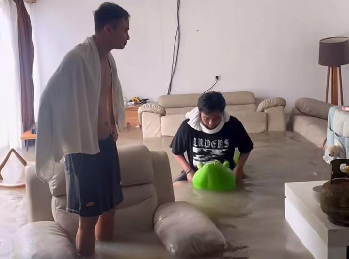 Seorang warga di Bali membagikan rumahnya kebanjiran akibat hujan deras tadi pagi