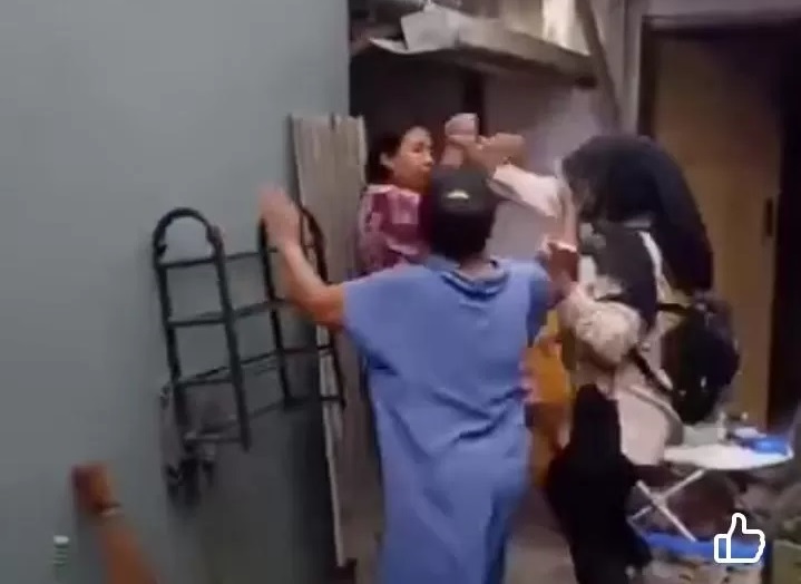 BERTENGKAR : Beredar video viral di media sosial (medsos) ibu - ibu melempar panci dan sebuah mangkuk keramik warna putih saat ditagih hutang oleh seorang wanita dari koperasi simpan pinjam.