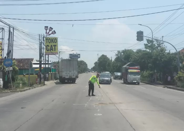 OLAH TKP: Petugas kepolisian melakukan olah TKP di pertigaan lampu lalu lintas arah RSUD Rembang pada Kamis (4/4). (SATLANTAS POLRES REMBANG UNTUK RADAR KUDUS)