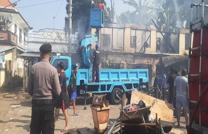 Ruko yang dibakar terdakwa Merta Ada saat dilalap si jago merah. Kini si pembakar divonis 10 bulan penjara. (Foto Istimewa)