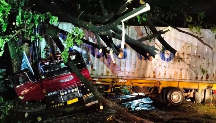 DISERUDUK: Truk kontainer yang diseruduk dari belakang hilang kendali hingga masuk jalur berlawanan dan tabrak motor di Purwodadi, Kamis petang (4/4). (Rizal Syatori/ Radar Bromo)