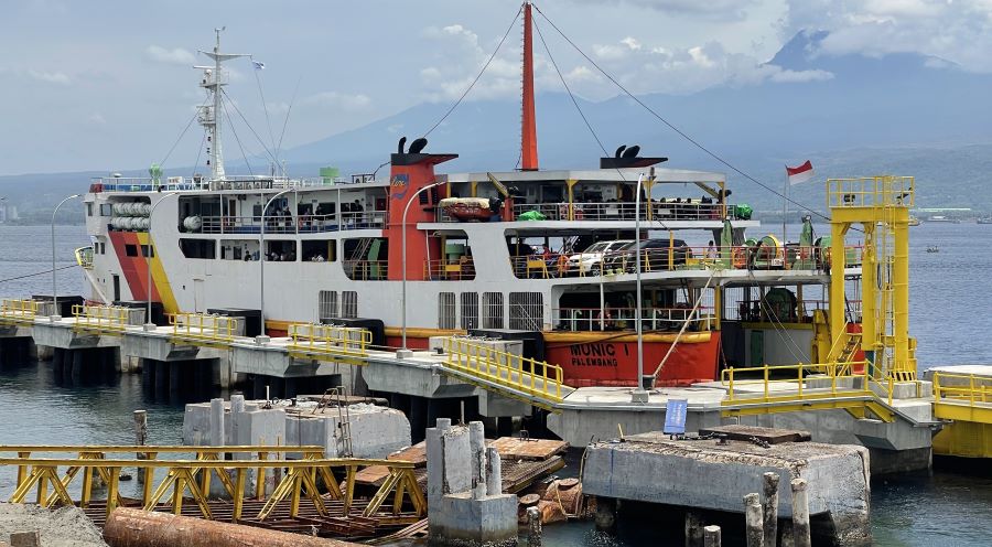 Kapal perbantuan Munic I Palembang saat bongkar muat di Pelabuhan Gilimanuk, Kabupaten Jembrana, Bali, Kamis, 4 April 2024.